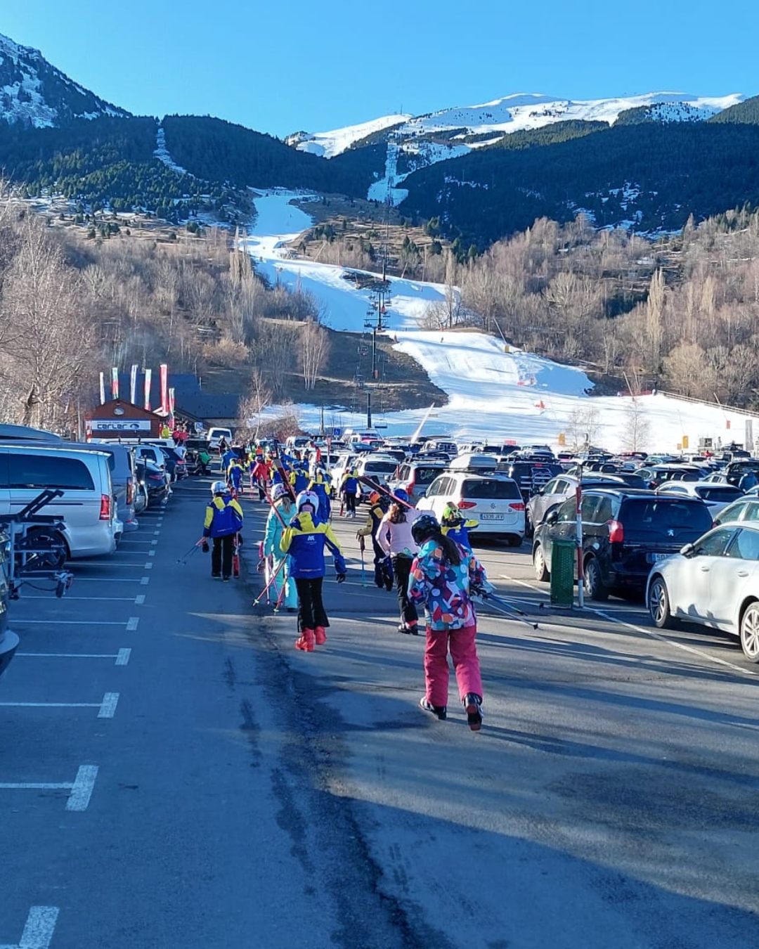 Camino a una gran jornada de esquí en una salida a Cerler