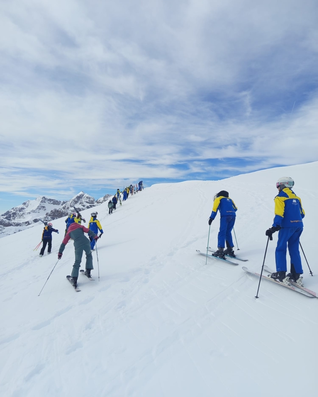Grupo de esquiadores aproximandose a una bajada Freeride