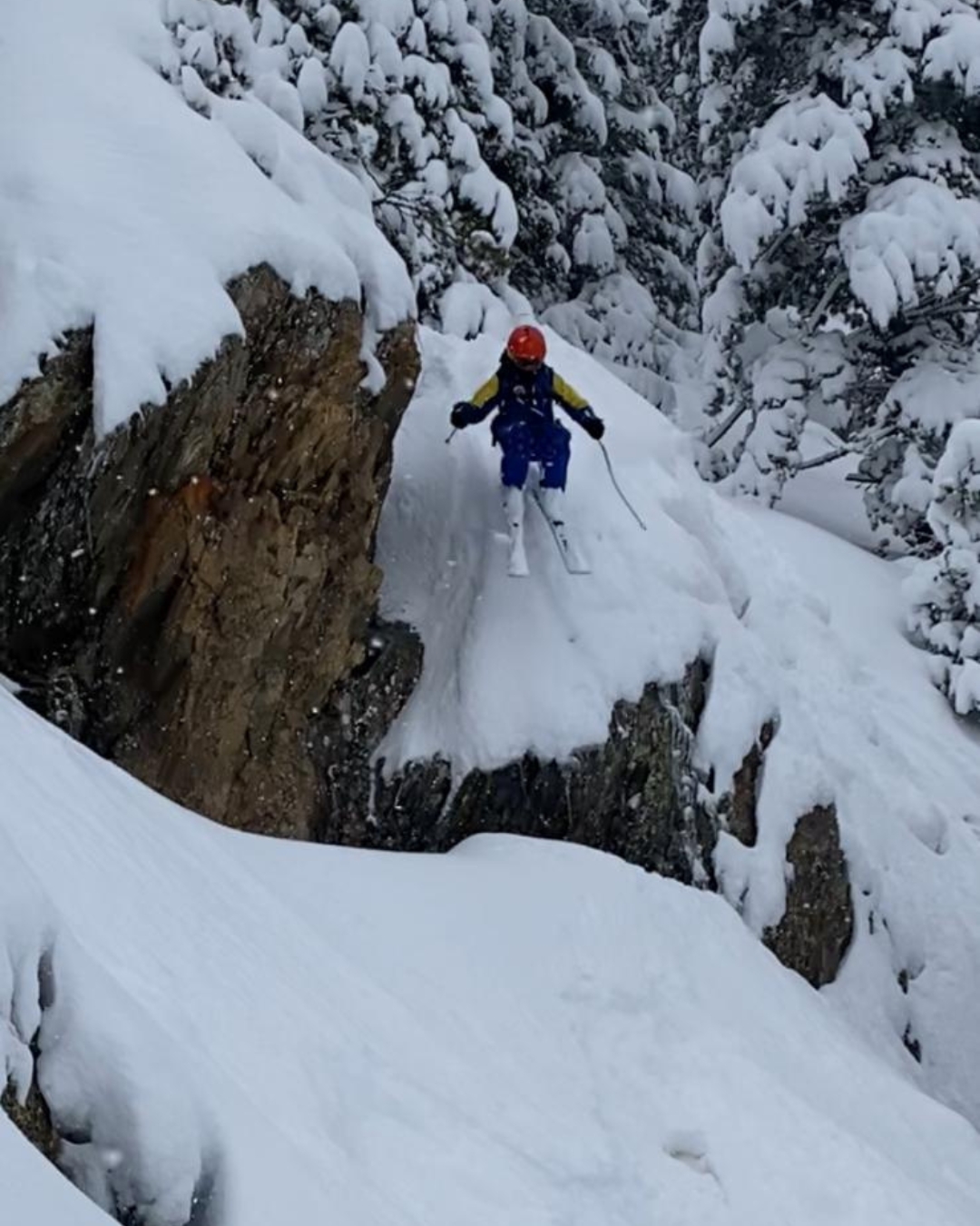 Uno de nuestros rides de Freeride saltando una piedra un día de nevando