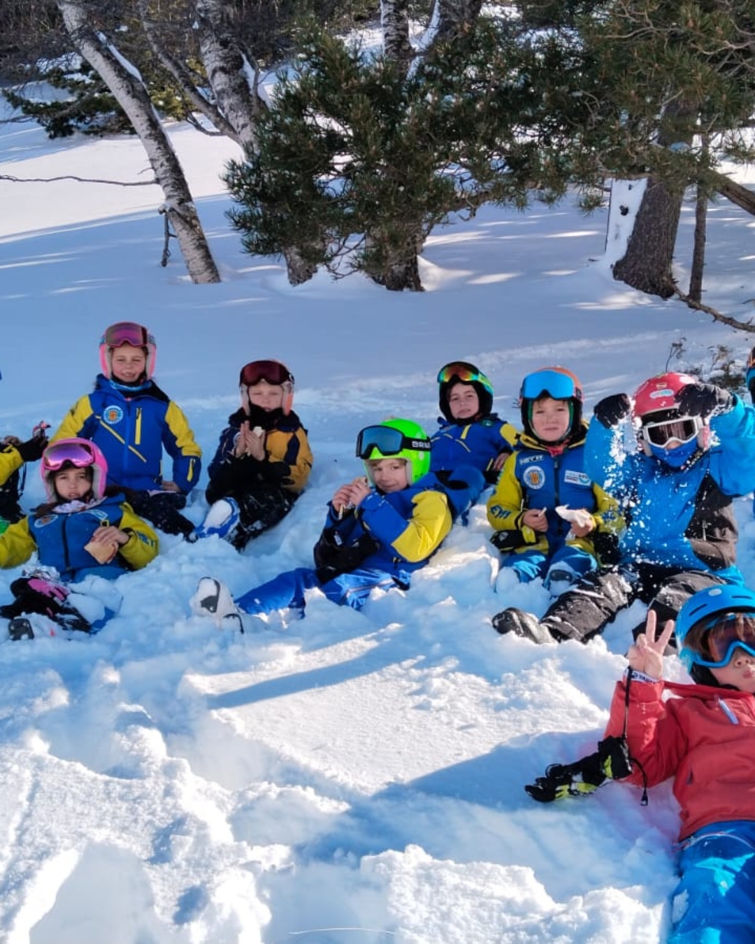 Los mas pequeñines del club disfrutando de su almuerzo en nuestro bosque de Formigal